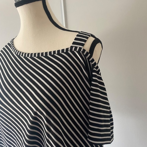 NWOT Cold shoulder top - Picture 3 of 3
